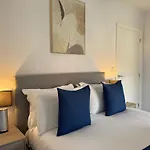 Stylish Abode In York-parking 公寓