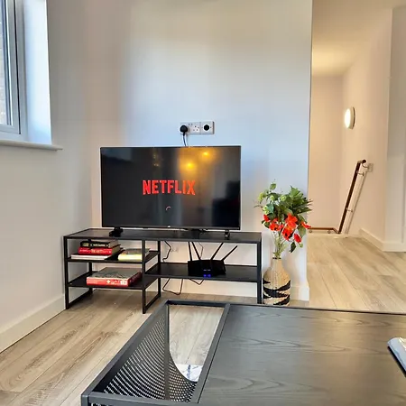 Stylish Abode In York-parking *