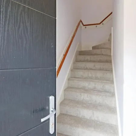 Stylish Abode In York-parking *