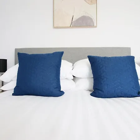 Stylish Abode In York-parking アパート