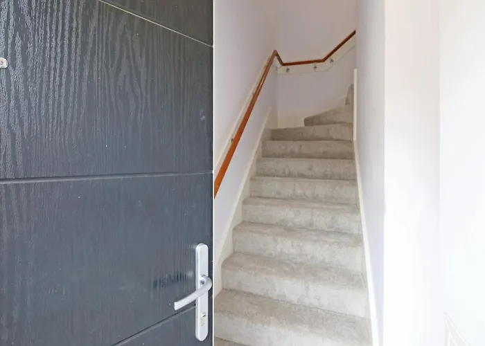 Stylish Abode In York-parking *