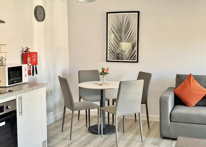 Stylish Abode In York-parking * York