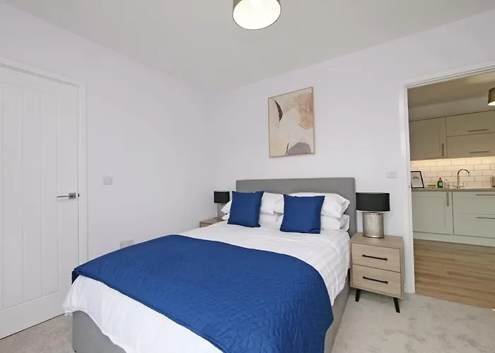 Stylish Abode In York-parking *