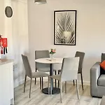 Stylish Abode In York-parking * York