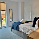 Stylish Abode In York-parking * York
