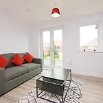 Stylish Abode In York-parking *