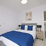 Stylish Abode In York-parking *