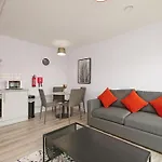 Stylish Abode In York-parking *