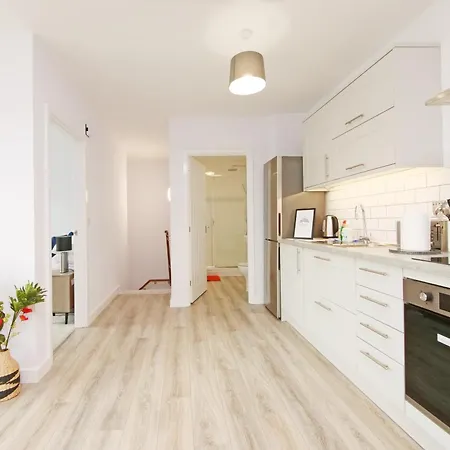 Stylish Abode In York-parking * יורק