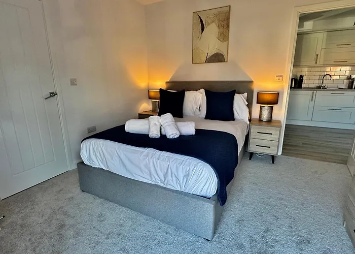 Stylish Abode In York-parking *