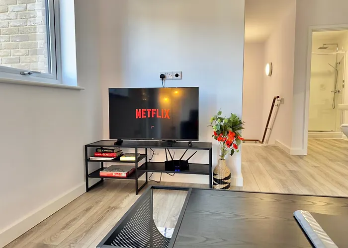 Stylish Abode In York-parking *