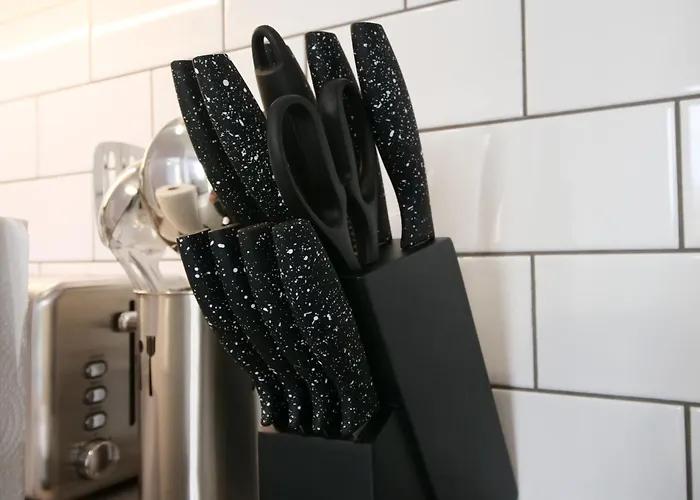 Stylish Abode In York-parking * York