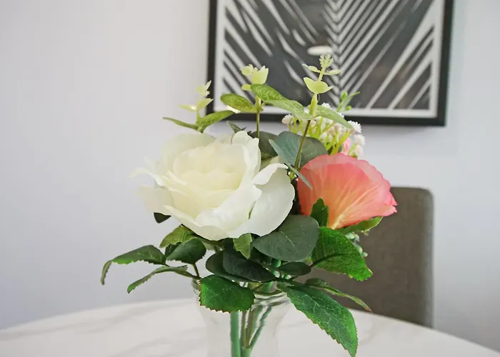 Stylish Abode In York-parking *